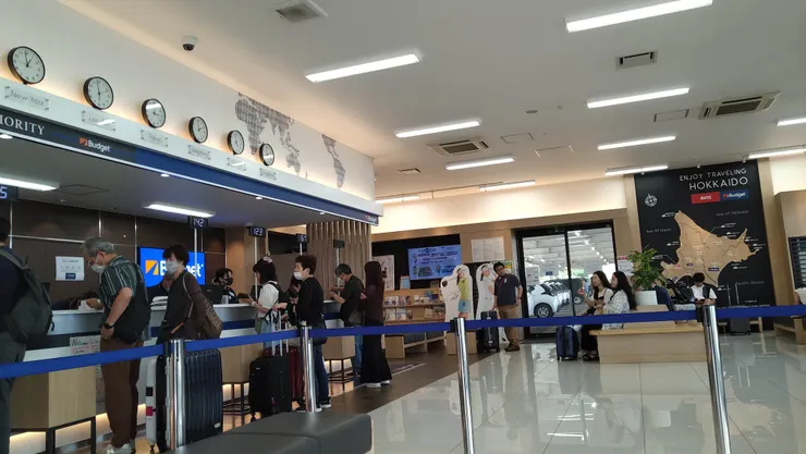 租車公司櫃台，看起來沒有會說中文的