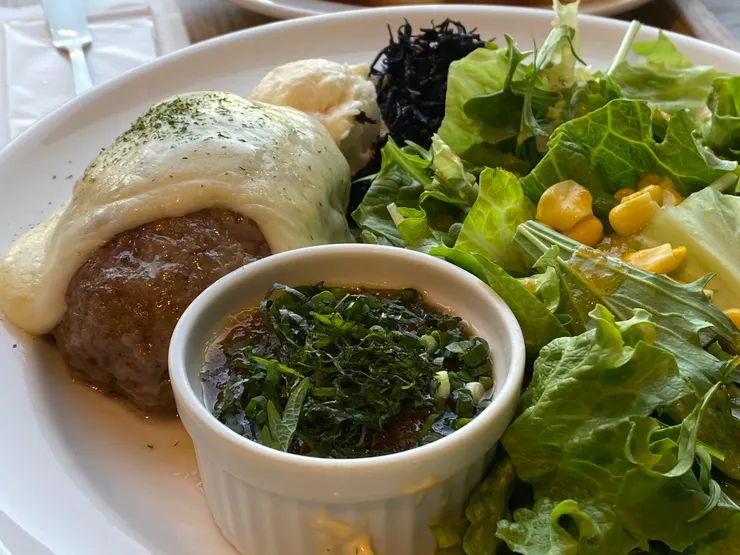 漢堡排佐紫蘇蘿蔔泥醬套餐，貪心地加上乳酪