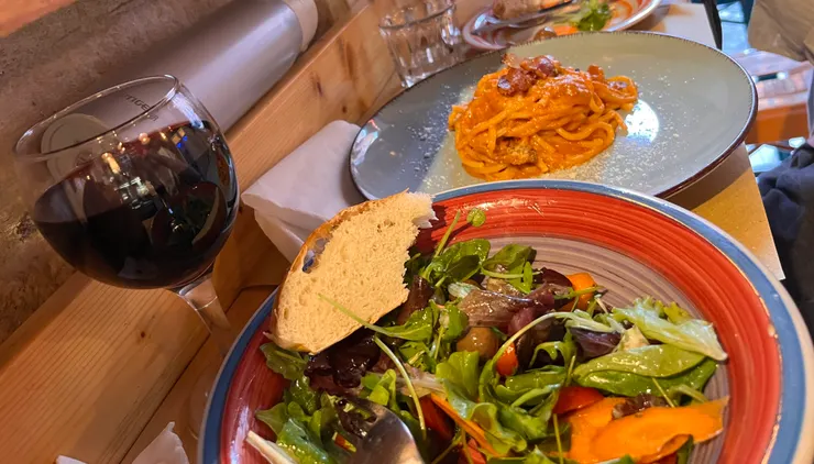 在羅馬的餐酒館點的沙拉，乾乾的葉子只給我們一罐橄欖油和一罐巴沙米克醋。拌一拌辦居然無敵美味