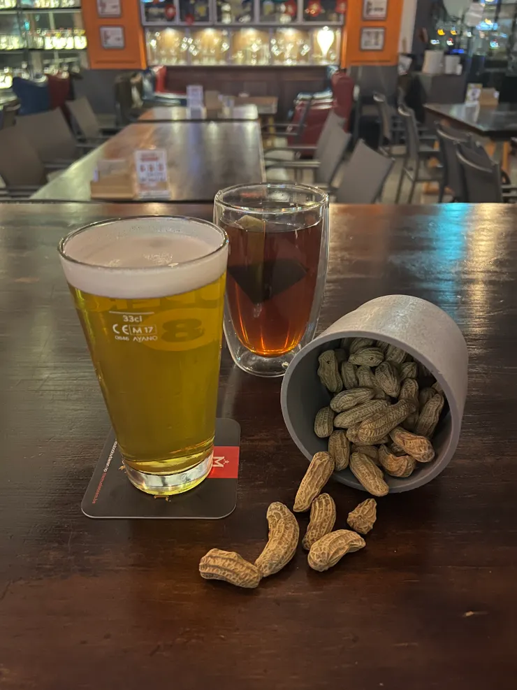 啤酒、蘋果茶、附贈的花生