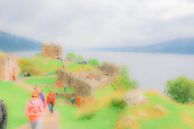 尼斯湖與湖畔的厄克特城堡一景