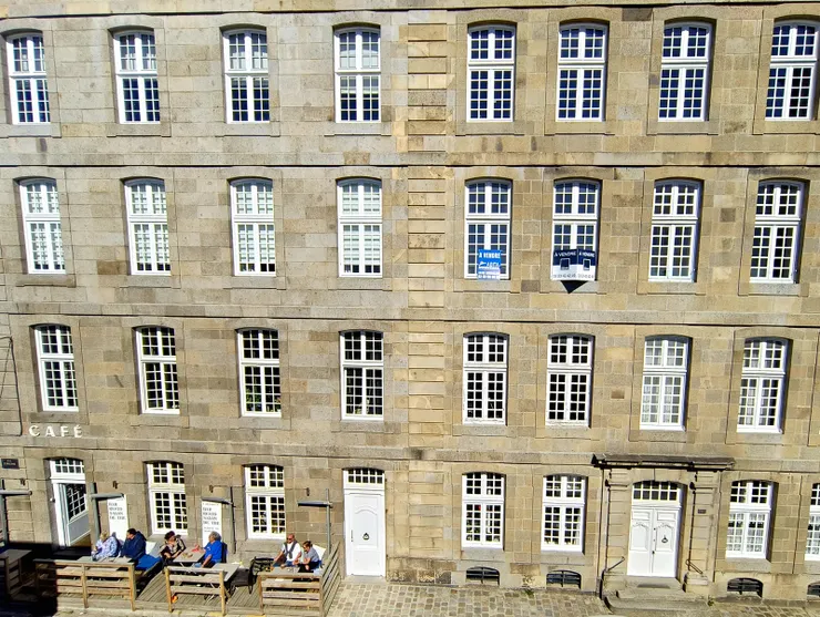 【在城牆馬道右瞰老屋狹道！其中一間改裝成餐廳。長方形窗格數大是美。】