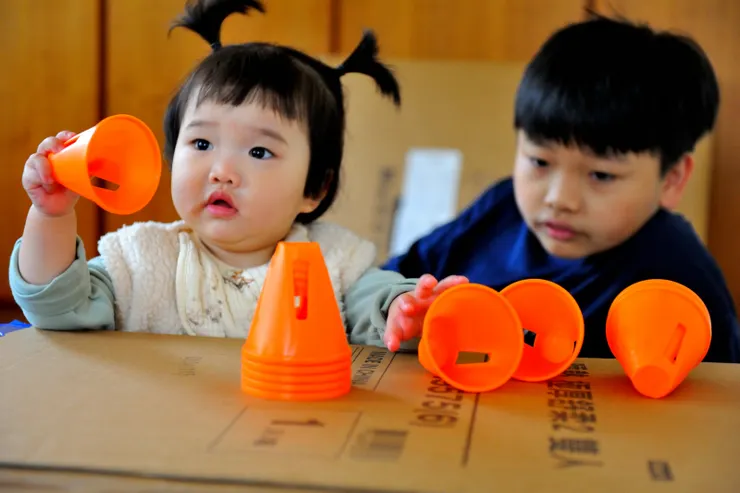 【鴻鴻承承兩個小叔叔號稱是同學 童心未泯陪玩顧安全大人輕鬆些！萬萬疊三角錐，國一的承承一旁照看。】