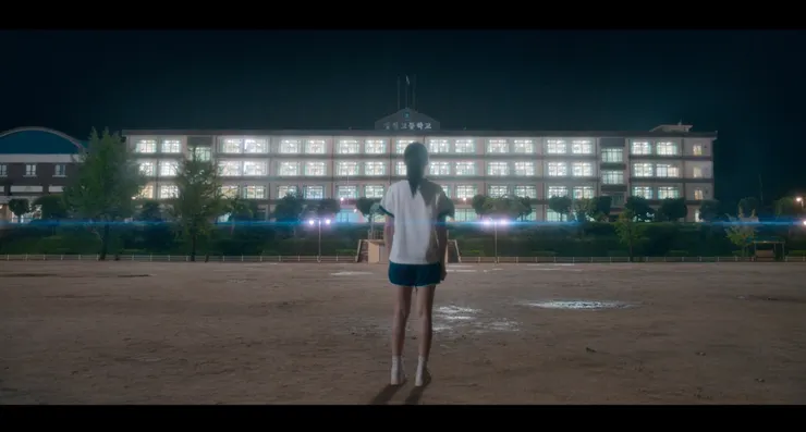 男女主角的青澀互動讓人不禁微笑。上圖為第三集片段,張喜秀夜間在漆黑的操場練體能,金奉皙為她打開整座學校的燈光。這是否也是張喜秀開始對金奉皙感到怦然心動的開始呢?