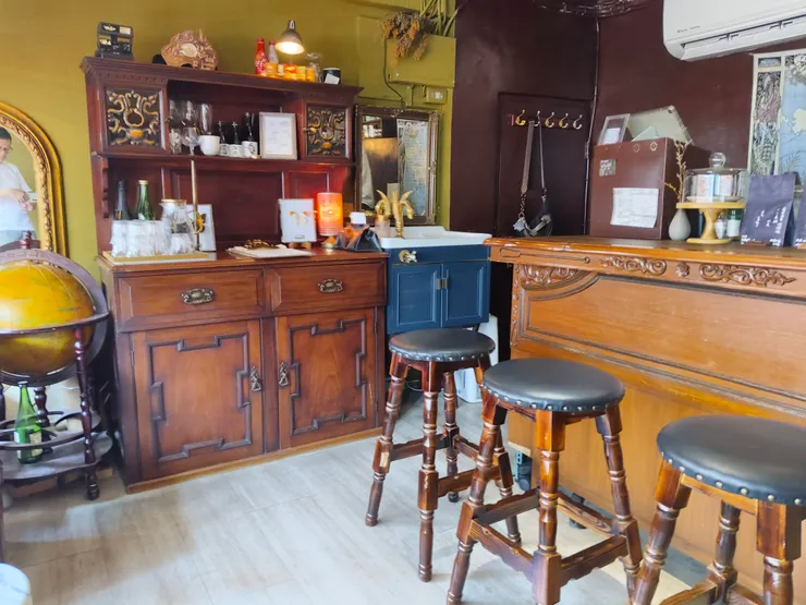 吧台也有幾個高腳椅位子