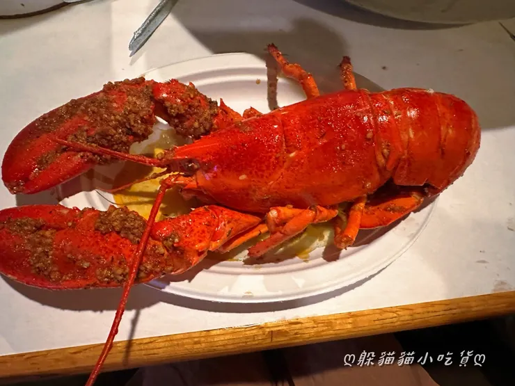 龍蝦個頭不小，拿在手上很有份量