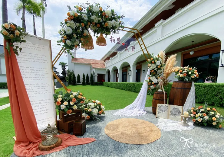 #阿勇家餐飲事業-漂亮園-戶外婚禮-心動甜美橘佈置-法爾婚禮佈置 在#阿勇師漂亮莊園的戶外婚禮現場,以「甜美橘風」與自然光下的金色拱門與花藝層次,打造出浪漫自然的婚禮拍照背板。 整體佈置以溫柔橘白花藝、金色幾何拱門與自然系元素結合, 呈現質感莊園風格,完美襯托新人幸福時刻。 預約洽詢開放中,讓你的婚禮從此閃耀不將就。 私訊預約諮詢,帶著你的夢想,我們來實現! 用專業佈置,讓你的故事閃耀動人! 讓我們一起見證您人生中最重要的時刻! 歡迎FB或 IG私訊詢問與我們預約哦~ *平日一~五下午 2:00 到晚上 9:00 都可以預約來門市哦!! *(若需假日前來可以另外和我們再約時間哦!!) 法爾婚禮佈置地址: 台南市東區文化路131號 車子可以直接停在我們門口喔!~ 台南婚禮 #台南婚禮佈置推薦 #台南婚禮佈置 #南部婚禮佈置 #高雄婚禮佈置 #嘉義婚禮佈置 #屏東婚禮佈置 #婚禮佈置 #家宴婚禮佈置 #戶外婚禮佈置 #台南婚禮 #FARweddings