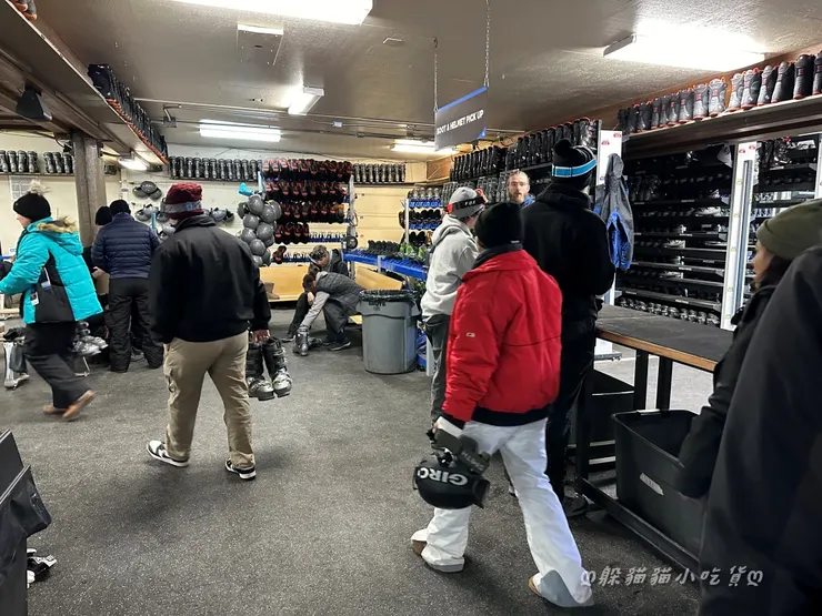 租借處旁就是換裝區，領完鞋子可以在這邊先換好