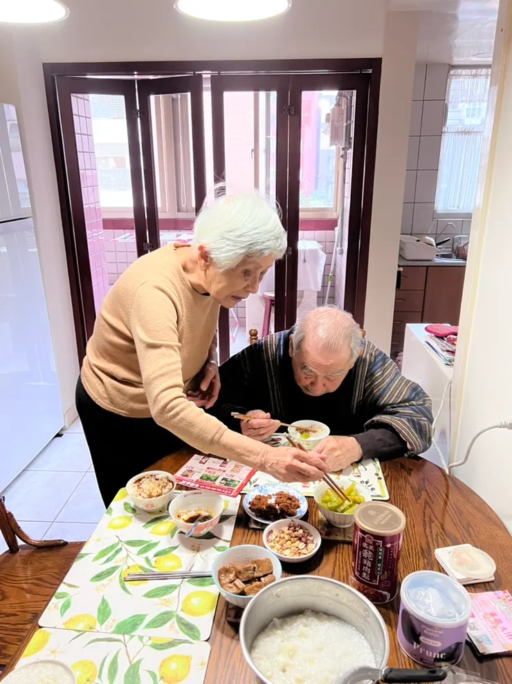 午飯通常比較簡單，例如這天煮的是加了山藥的稀飯，但是配菜還是很多