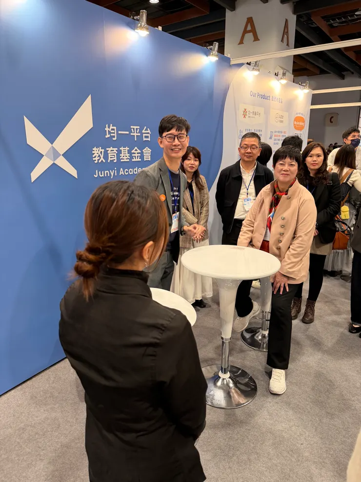 拍攝於 2026年 AI 人才年會演講後的一對一聊聊時間。