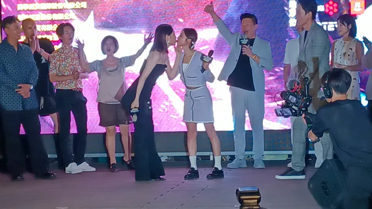 兩朵花為了電影集氣中。