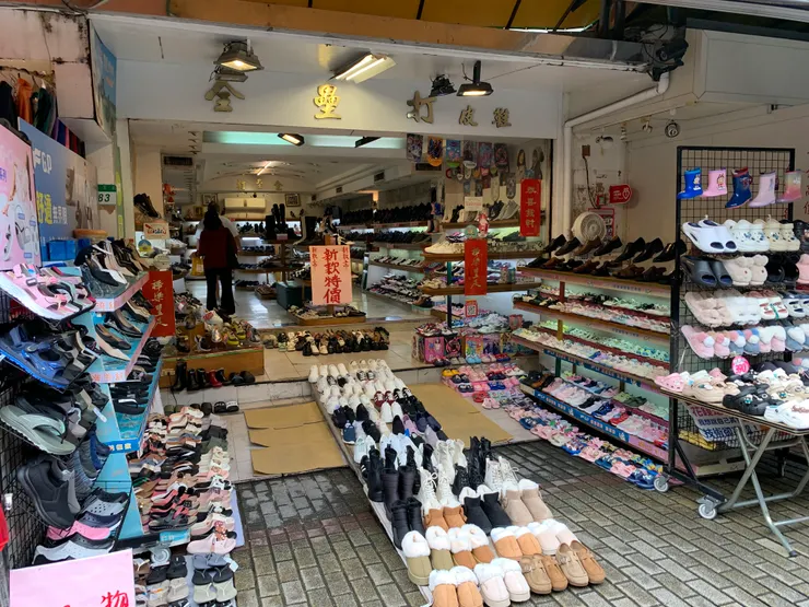 賣鞋的店家，逛一下好了。