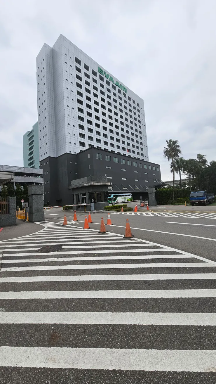 上禮拜我跑外送居然送到南崁長榮航空總部這裡!開心!