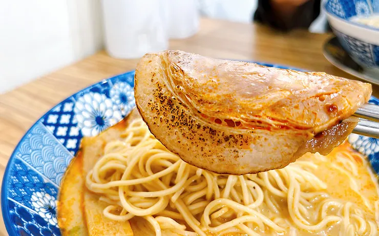 小白拉麵炙燒叉燒近距離特寫，展現完美的肥瘦比例與軟嫩多汁的肉質，內湖在地老饕推薦。