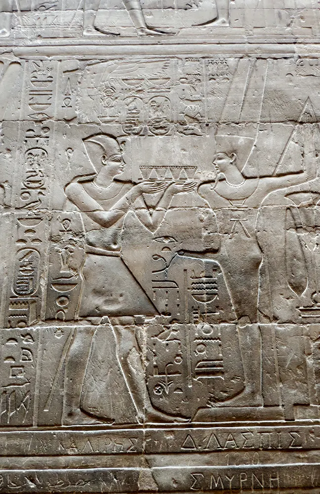 底比斯的盧克索神廟裡阿蒙形象的壁畫，可以看到有著巨大的勃起陽具，而妻子穆特則端著杯子給他