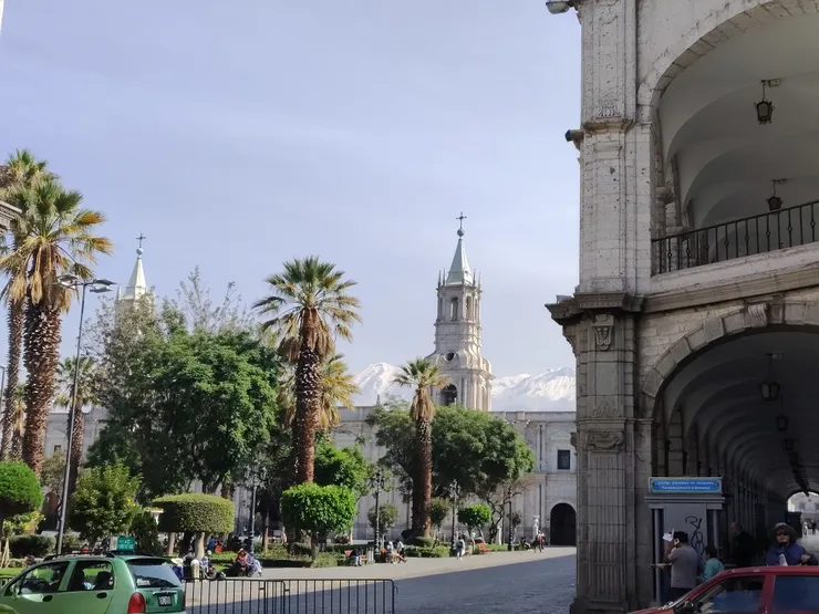 可以看到遠方白色的火山山頂