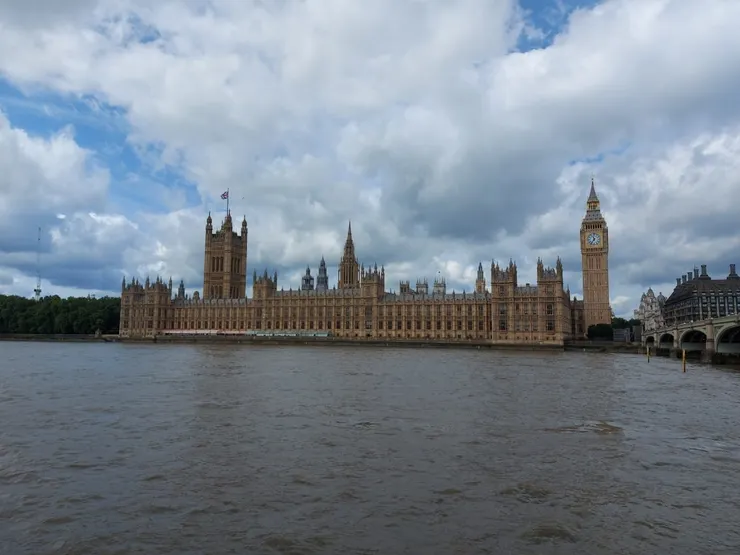 倫敦西敏宮建築群，以及其北端的伊麗莎白塔，俗稱「大笨鐘」