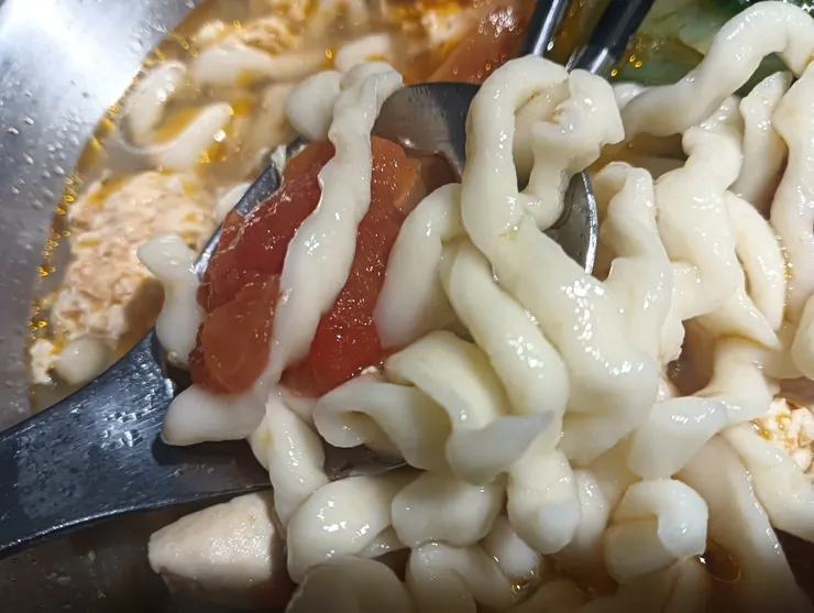 看這麵，不曉得是不是刀削麵...某些瞬間冒出偷偷觀察的念頭^°^還沒有認真執行