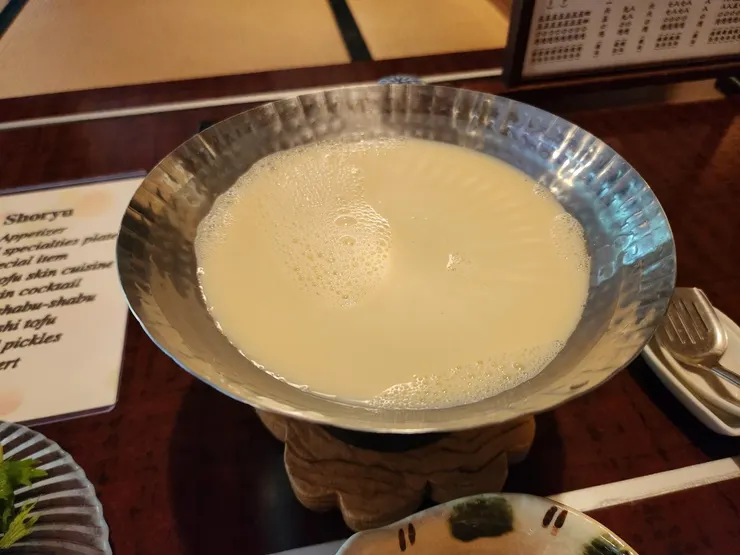 火鍋湯底是無糖豆漿，裡面有柴魚的味道，另一口接著一口
