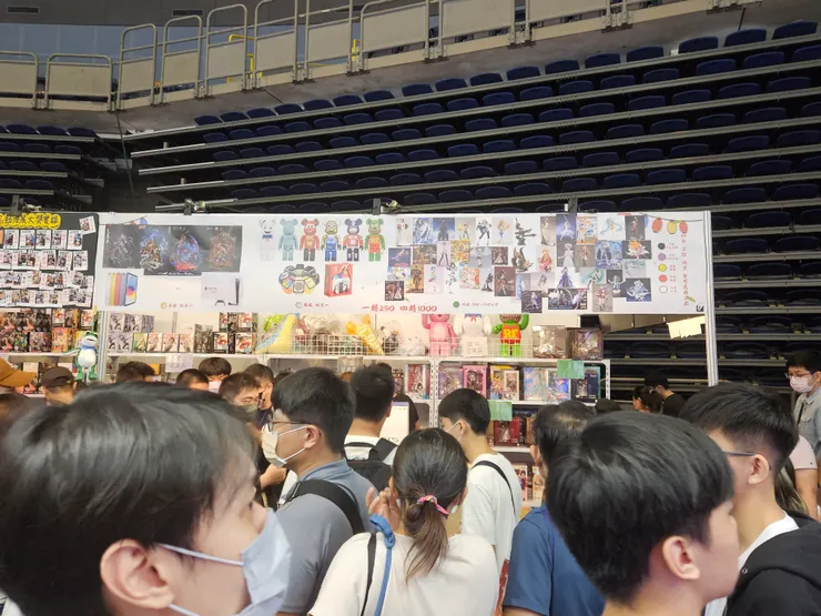 但我確實對動漫已經沒有那麼狂熱，裡面的攤位我大多只是看看，並沒有熱衷於追逐什麼週邊商品。真正的狂粉是早上開門前就要準備來排隊搶購了。