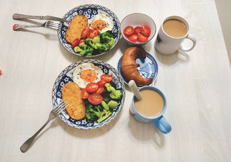 週末早餐，用女友送的摩卡壺煮出來的拿鐵 / photo credit: Mia