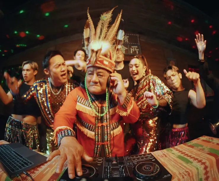 舞思愛〈巨美〉MV回到基隆奇浩部落，並邀請以原民Cover爆紅的Ponay卜耐與部落頭目一起演出。