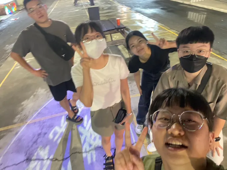 明輝總是很突然，晚上做完實驗跟他們一起去嘉義的夜市，開心