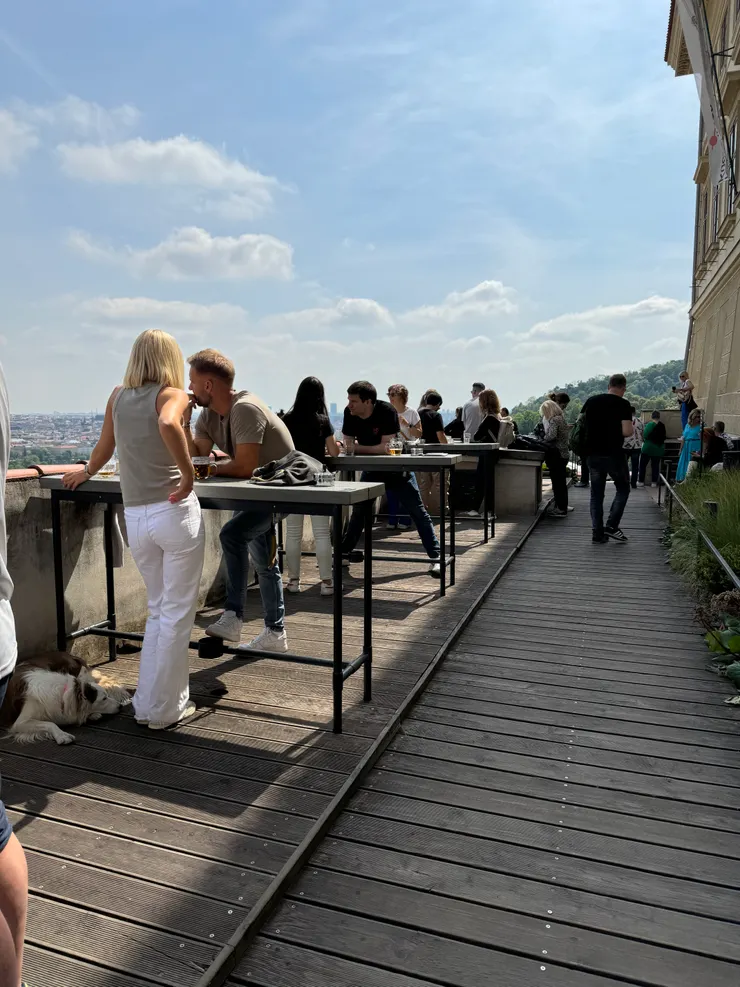 走入店內已經有很多站著喝酒的客人