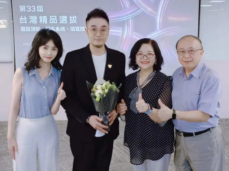 ( 左起 ) 大管仲策略顧問 陳星瞳公關長、潘偉亷顧問、外貿協會新竹辦事處 李孟娟主任、臺大商研所前所長 陳家聲教授合影。