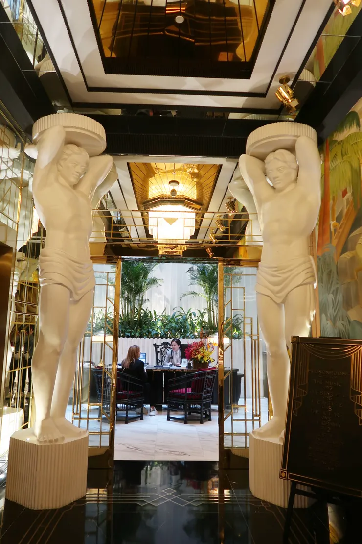 左邊是電梯，直走就是櫃台