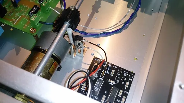 這裡裝了一個位置開關，目的是在音量轉至最小時，會切斷馬達反轉（音量降低）的電源，即使誤操作也不會損壞音量 VR