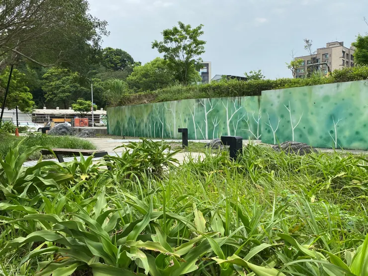 辛亥儲水池的建築突出物外牆原本是低調的清水模質感，最近卻施已彩繪，視覺上反而雜亂