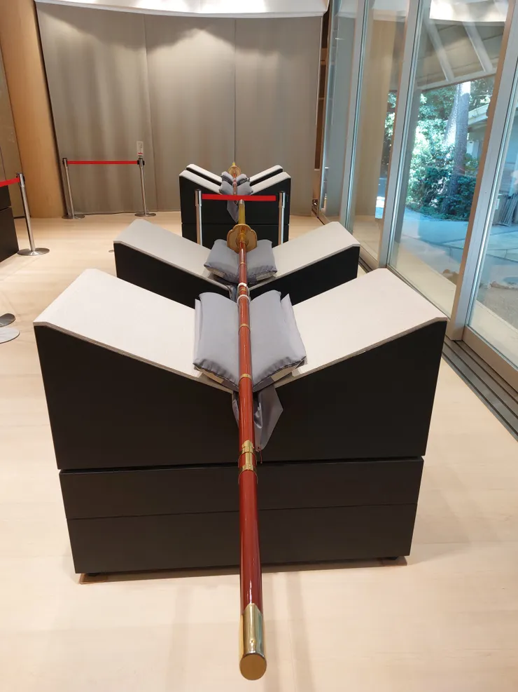 館藏的長刀，旁邊有牌子寫說整個刀身的長度跟重量，我有看到有刀超過兩公尺，超過40公斤，如果是我絕對拿不動