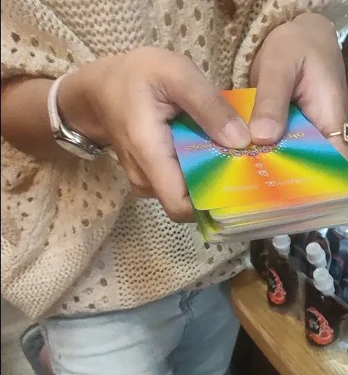 遞出牌卡的「擺渡人」喵喵