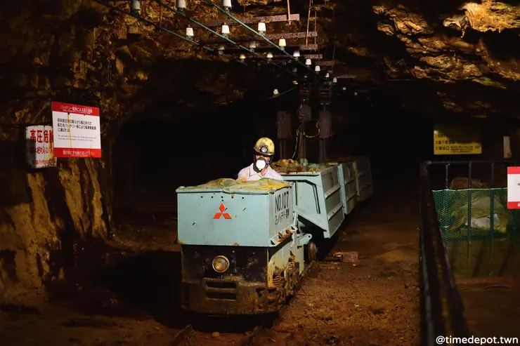 坑道深處的礦石由三菱自製的礦車運出