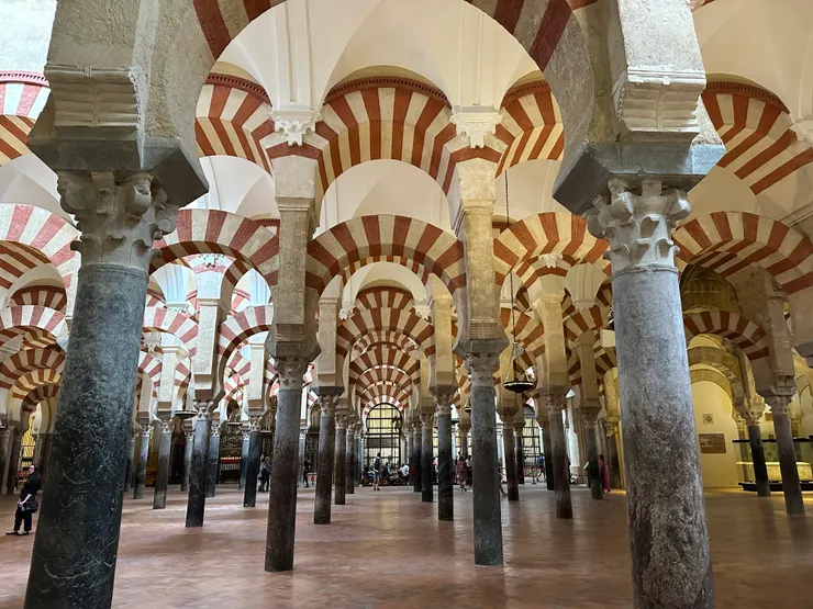 紅白相間的拱門