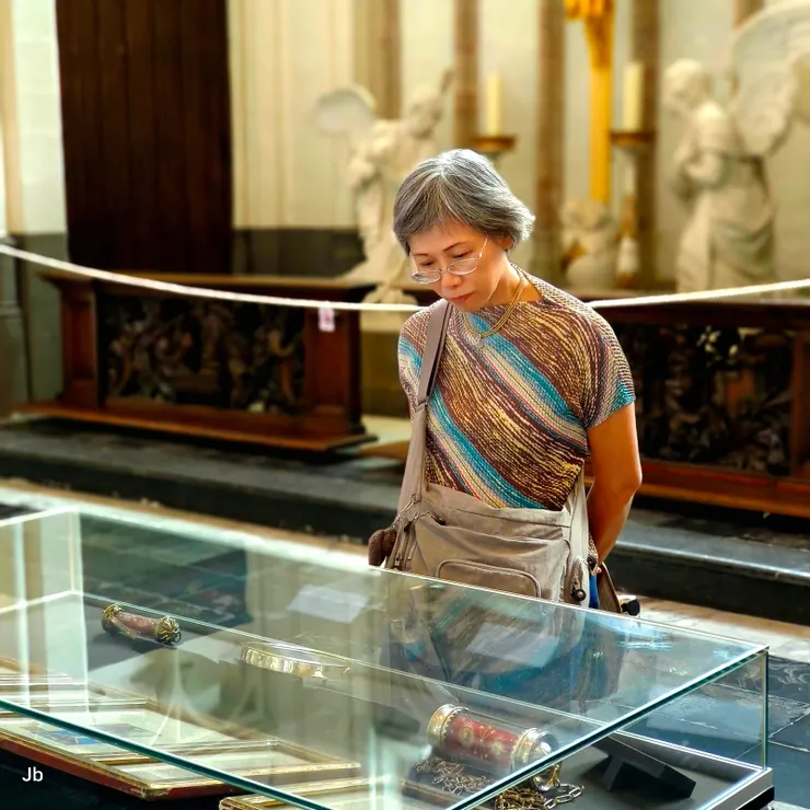 【聖母教堂內部,看展出的文物。】