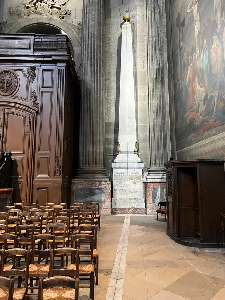 The “rose line/gnomon" was mentioned in Dan Brown's book "The Da Vinci Code". 這一條線從地上直直穿過的尖碑,就是在The Da Vinci Code書裏出現的場景,這本書我唸過,終於親眼見到特別感動。