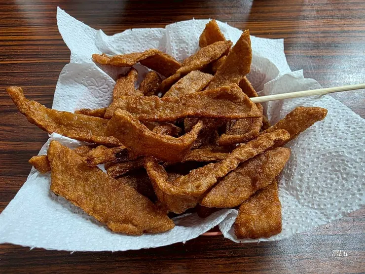 炸黑輪片,酥脆乾爽,不會太油膩,整個套餐吃完大滿足。