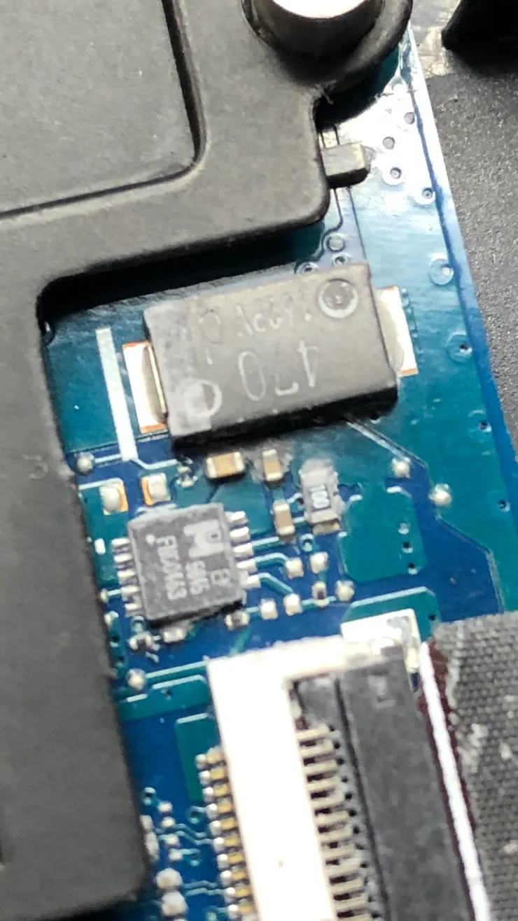 這邊整個都是嚴重的水損痕跡。