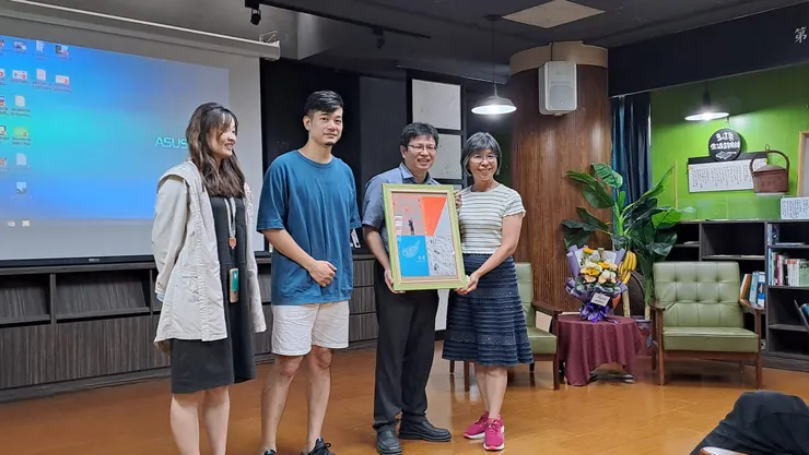 新書"跡履"發表會上同事贈送四本書製作而成的合輯