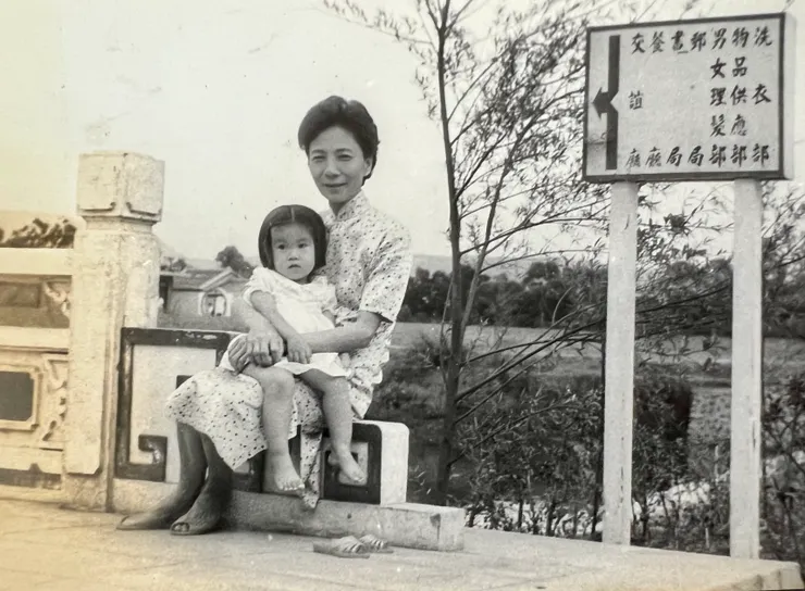 媽媽去小學教書的白天，奶奶就照顧姊姊，和這個外孫女特別親。