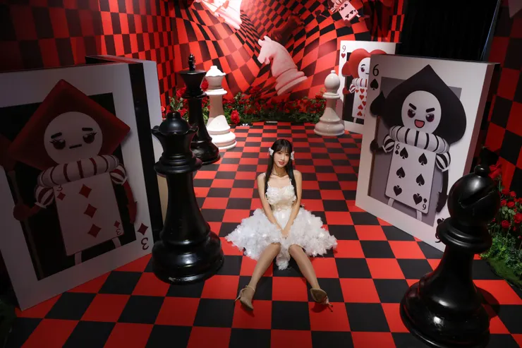 楊若歆受邀愛麗絲拯救仙境光影互動展一日店長