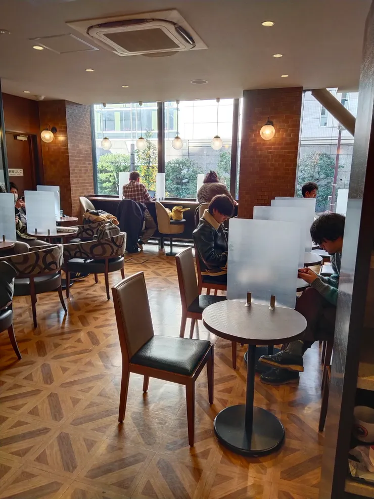 內部裝潢以木質顏色為主