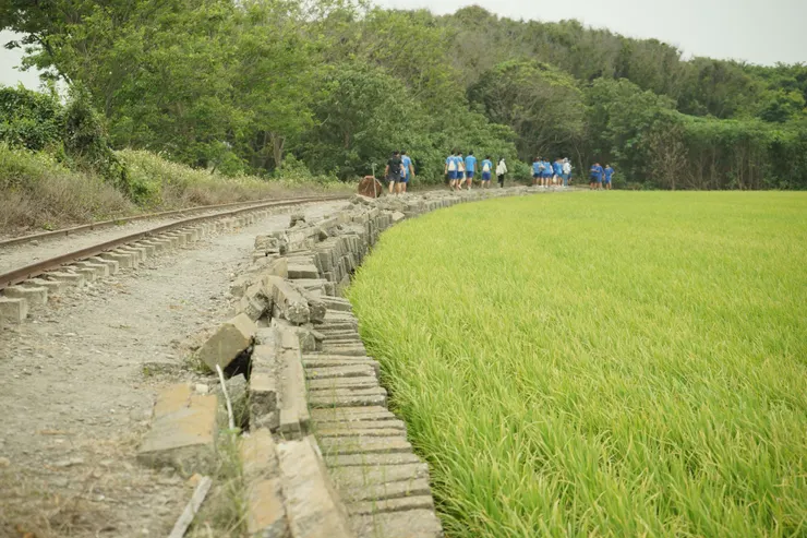 透過身體去感知環境所存在的訊息，跳脫單向接收資訊的學習方式。
