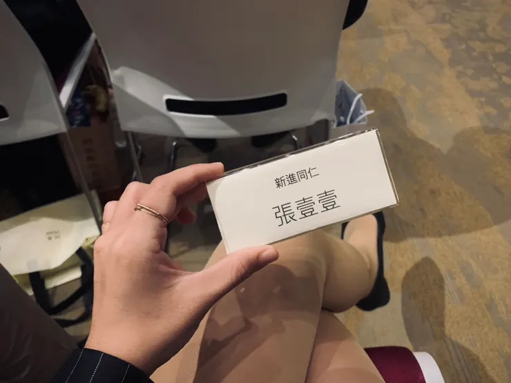 / 可愛的小小立牌 就掛在座位的椅背上 /