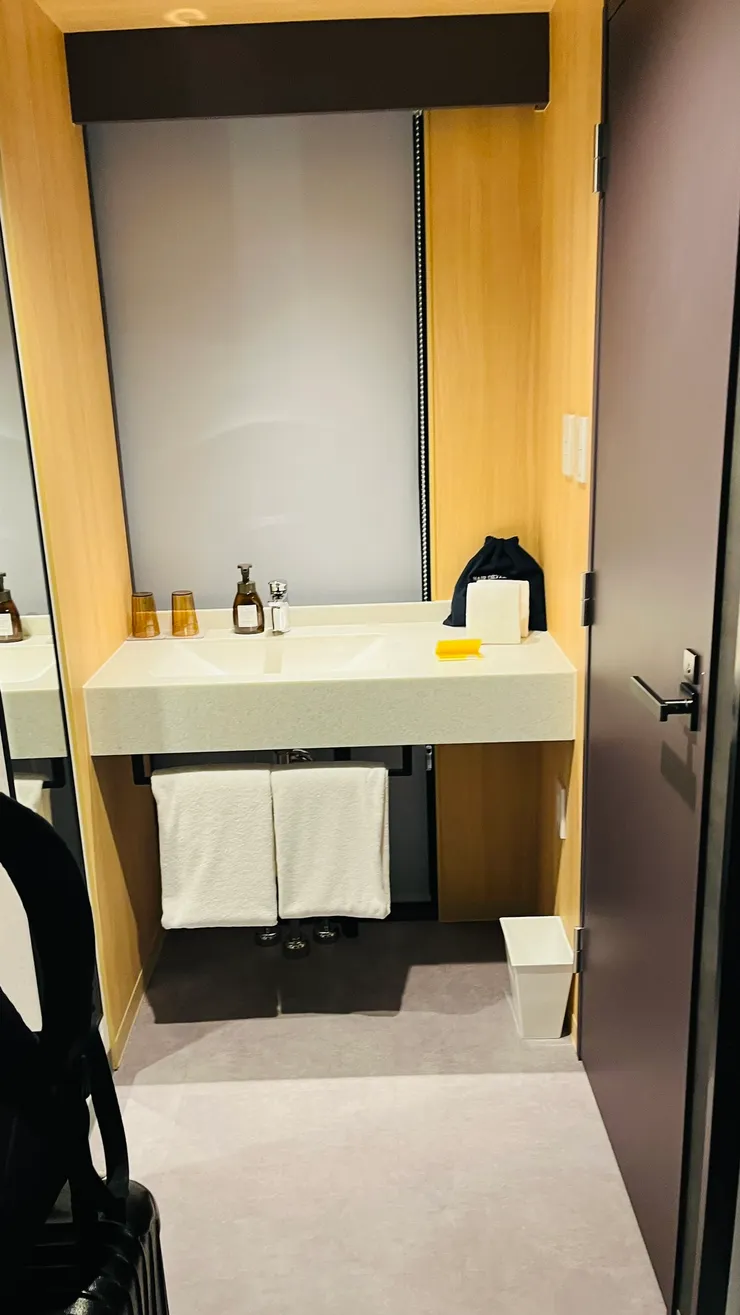 鏡子也滿少見設計在側邊。