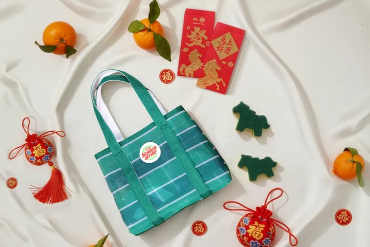 3M百利推出「馬上煥新」限量年節組合，包含小馬造型菜瓜布、茄芷袋和紅包袋，為年終大掃除增添趣味儀式感。圖/3M提供