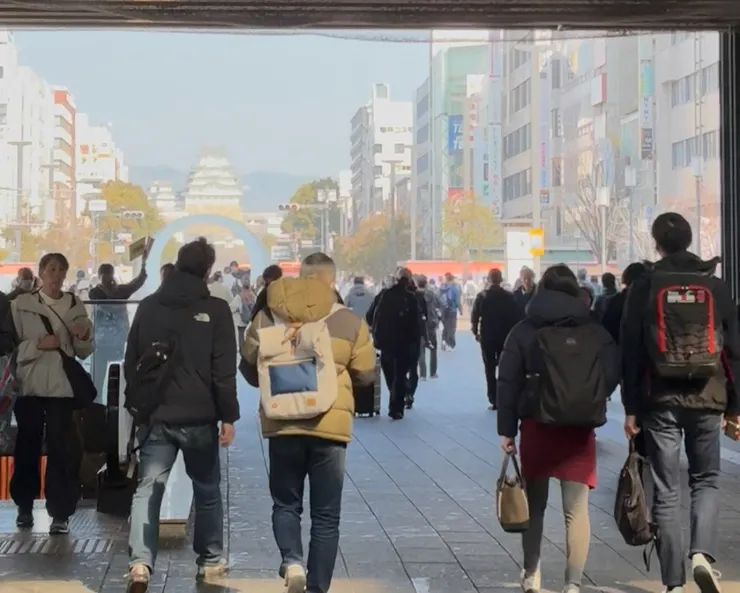 JR姬路站一走出來,就可以看到姬路城矗立在遠方。