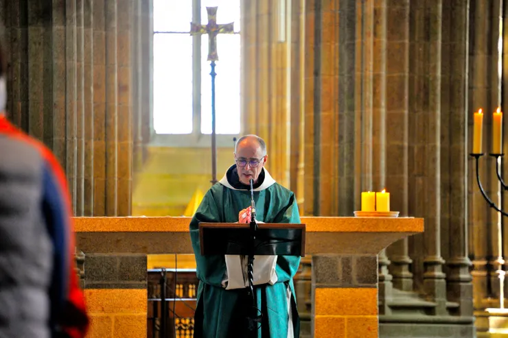 【教堂內一位修士正舉辦儀式，遠遠拍張照就不打擾了。】